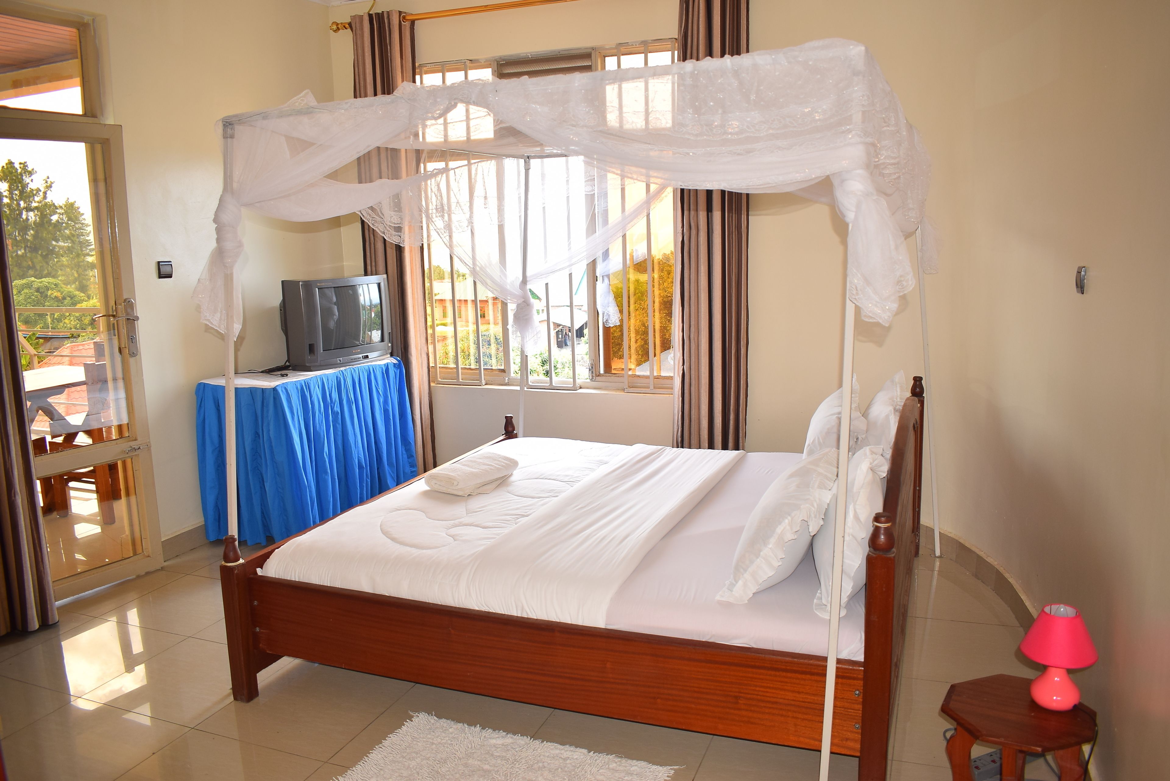 Phòng Deluxe | Két bảo mật tại phòng, trang trí khác biệt, bàn, màn/rèm cản sáng 