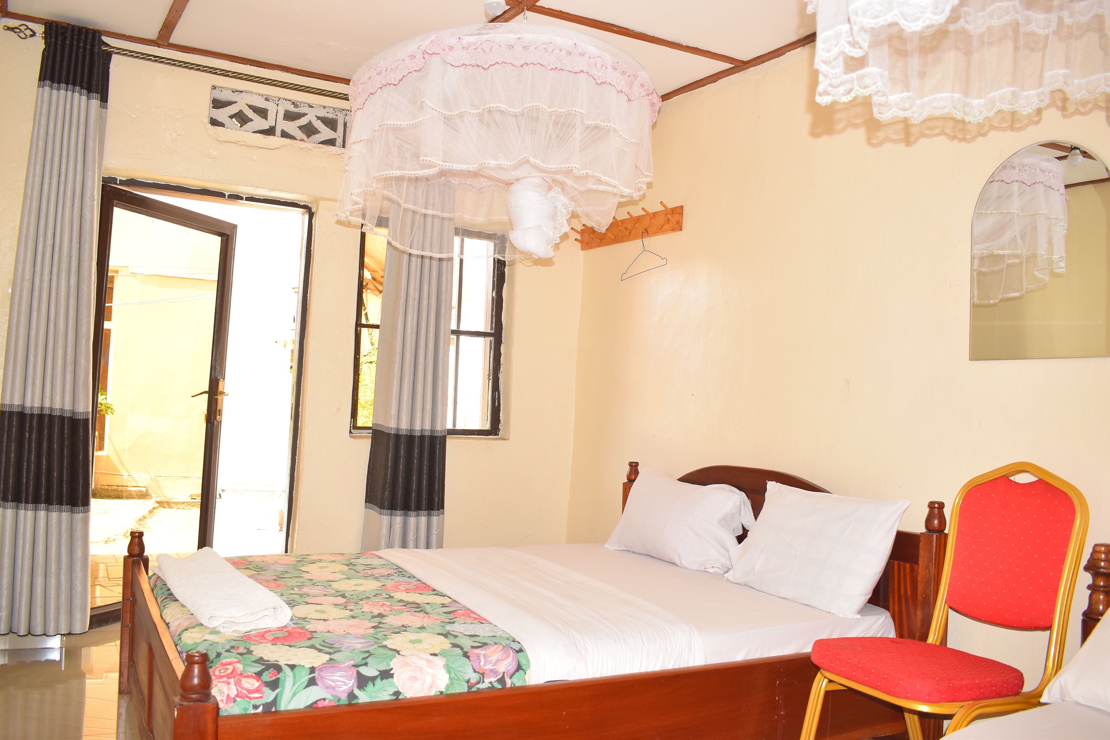 Phòng 2 giường đơn dành cho gia đình | Két bảo mật tại phòng, trang trí khác biệt, bàn, màn/rèm cản sáng 