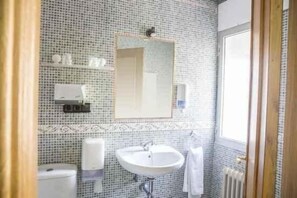 Baignoire, baignoire relaxante profonde, articles de toilette gratuits