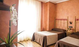 Habitación con 2 camas individuales | Cortinas opacas, camas supletorias, wifi gratis y ropa de cama