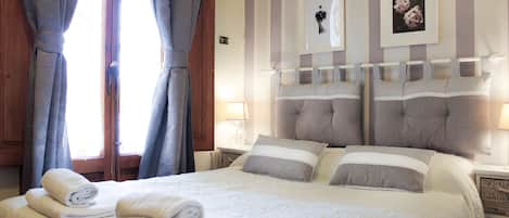 Caja de seguridad en la habitación y escritorio