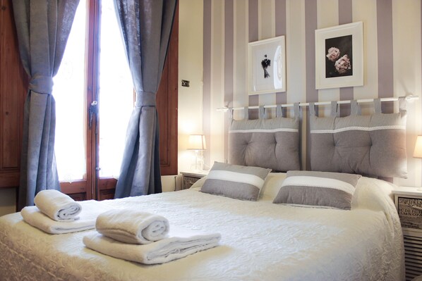 Dobbeltrom, delt bad | Safe på rommet, skrivebord og ekstrasenger (mot et tillegg)