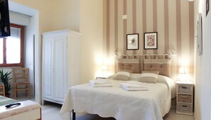 Double Room, Private Bathroom | In-room safe, desk, rollaway beds, free WiFi - Locanda Giovanni Light (Florence)