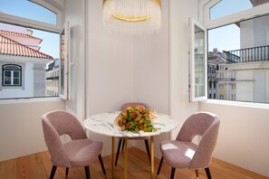 Deluxe Apartment, 2 Bedrooms | In-room dining - Ouro Grand By Level Residences (Lisbon)