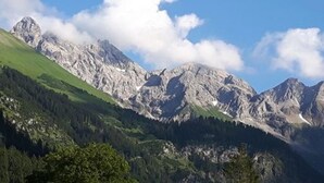 A mountainous landscape with rocky peaks and green valleys. - Landhaus Marga (Fischen im Allgaeu)