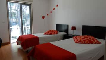 Habitación con 2 camas individuales, baño privado | Wifi gratis y ropa de cama
