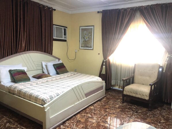 Een bureau, een laptopwerkplek, gratis wifi, beddengoed