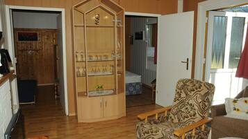 Junior cottage | Woonkamer | Een televisie