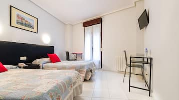 Quarto duplo, sacada, vista para a cidade | Escrivaninha, Wi-Fi de cortesia, roupa de cama