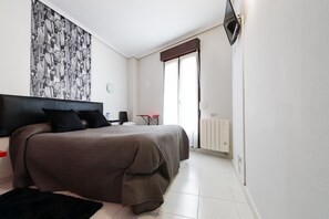 Doppelzimmer, Balkon, Stadtblick | Badezimmer