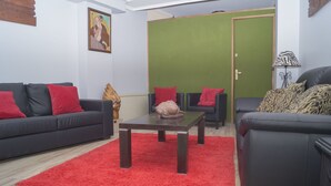 Lobby sitting area - Pensión La Mar (Castro Urdiales)