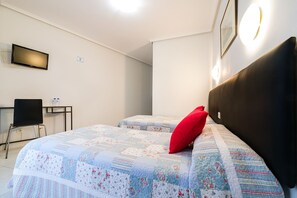 Twin Room, Balcony, City View | Bathroom | Shower, free toiletries, hair dryer, towels - Pensión La Mar (Castro Urdiales)