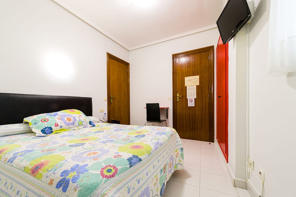 Single Room | Desk, WiFi (free), bed sheets