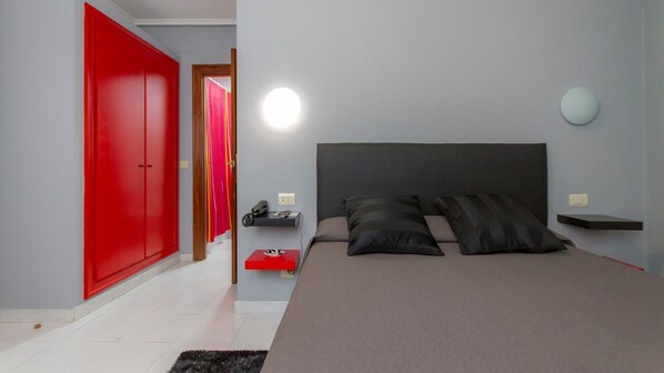 Kahden hengen huone, parveke, kaupunkinäköala | Työpöytä, ilmainen Wi-Fi, vuodevaatteet