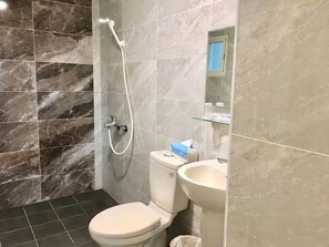 Een bad/douchecombinatie, een regendouche, een haardroger, badjassen