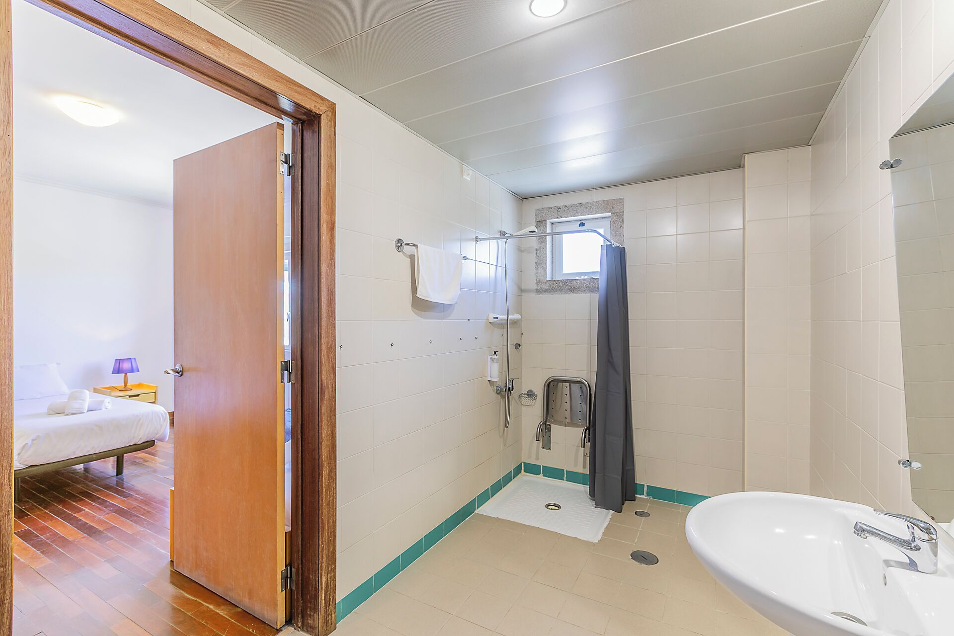 Une salle de bain avec une douche, un lavabo et des toilettes.