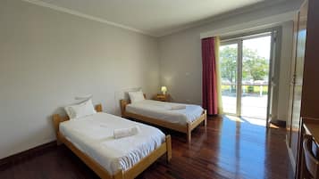 Værelse med 2 enkeltsenge - fælles badeværelse | Lydisolering, gratis Wi-Fi, sengetøj, adgang for kørestole