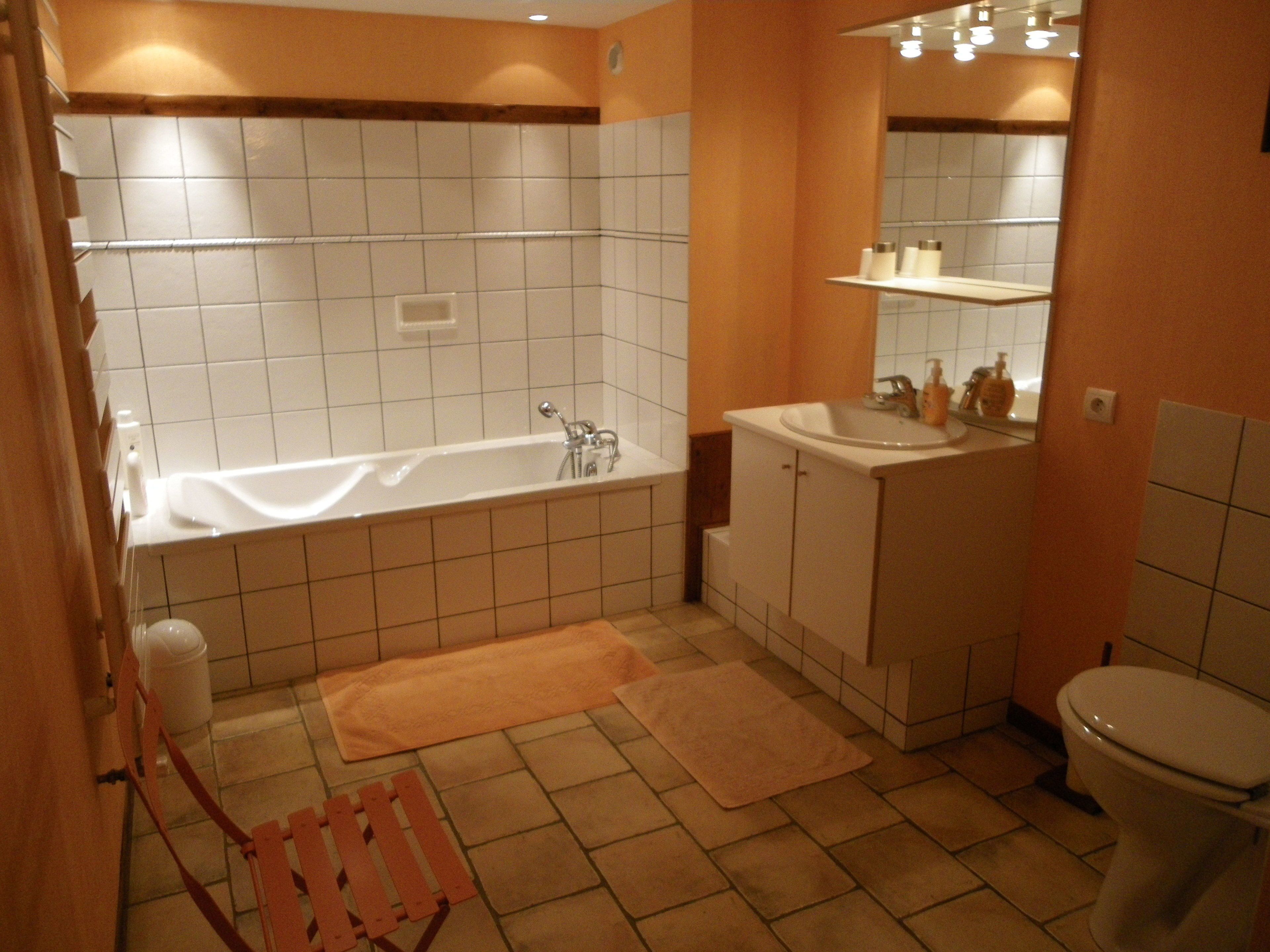 Un baño con bañera, lavamanos e inodoro.