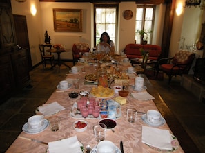 Sudah termasuk sarapan lengkap setiap hari