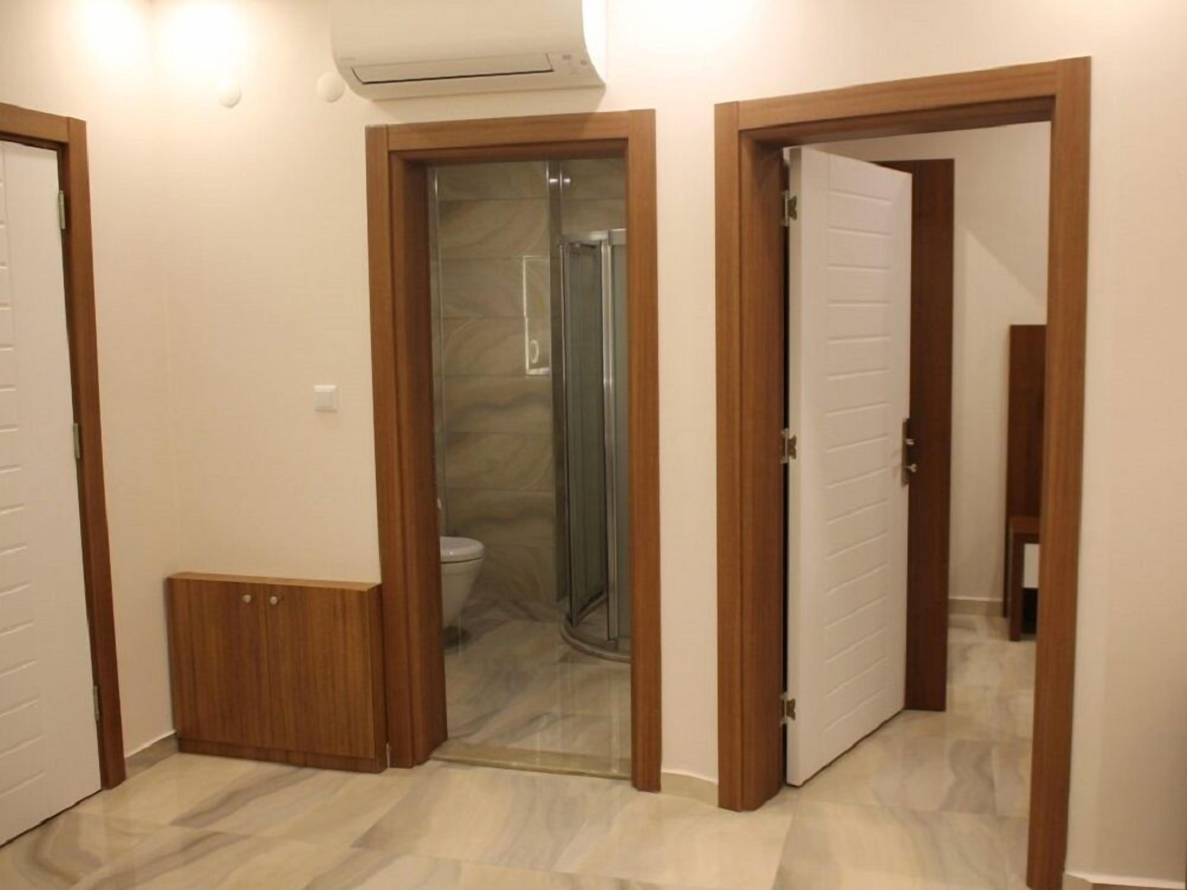 Shower, free toiletries, hair dryer, slippers