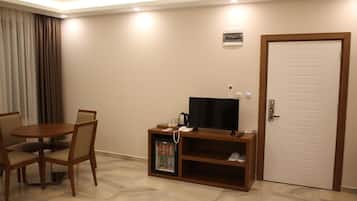 Suite, 1 Bedroom | Living area