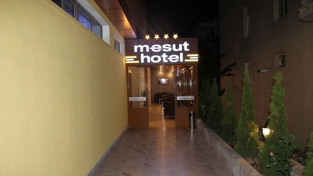 The entrance to the Mesut Hotel with a tiled pathway leading to the entrance. - Erzincan Mesut Hotel (Erzincan)