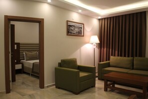 Suite, 1 soverom | Oppholdsområde | LCD-TV