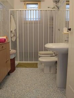 Ferienhaus, 3 Schlafzimmer, barrierefrei | Badezimmer | Dusche, Regendusche, Bidet, Handtücher