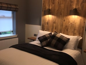 Chambre luxueuse double, accessible aux personnes à mobilité réduite, salle de bain attenante