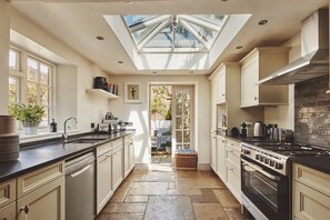 Family Cottage, Private Bathroom (The Crook) | Private kitchen - The Crook (Cheltenham)