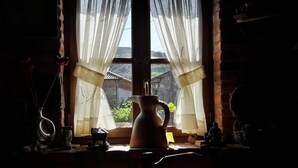 تجهيزات عازلة للصوت وأسرّة أطفال/رضّع وواي فاي مجانًا وملاءات أسرّة