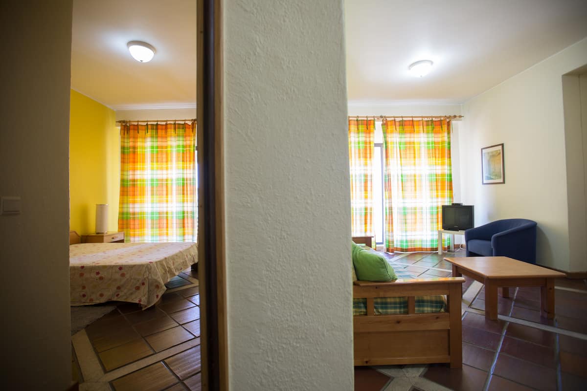 Schreibtisch, laptopgeeigneter Arbeitsplatz, schallisolierte Zimmer