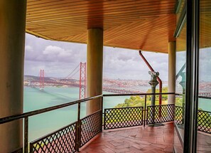 A balcony with a view of a bridge and cityscape. - HI Almada - Pousada Juventude - Hostel (Almada)