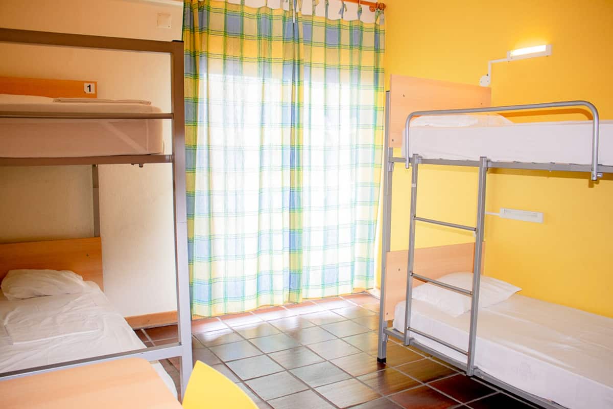 Schreibtisch, laptopgeeigneter Arbeitsplatz, schallisolierte Zimmer