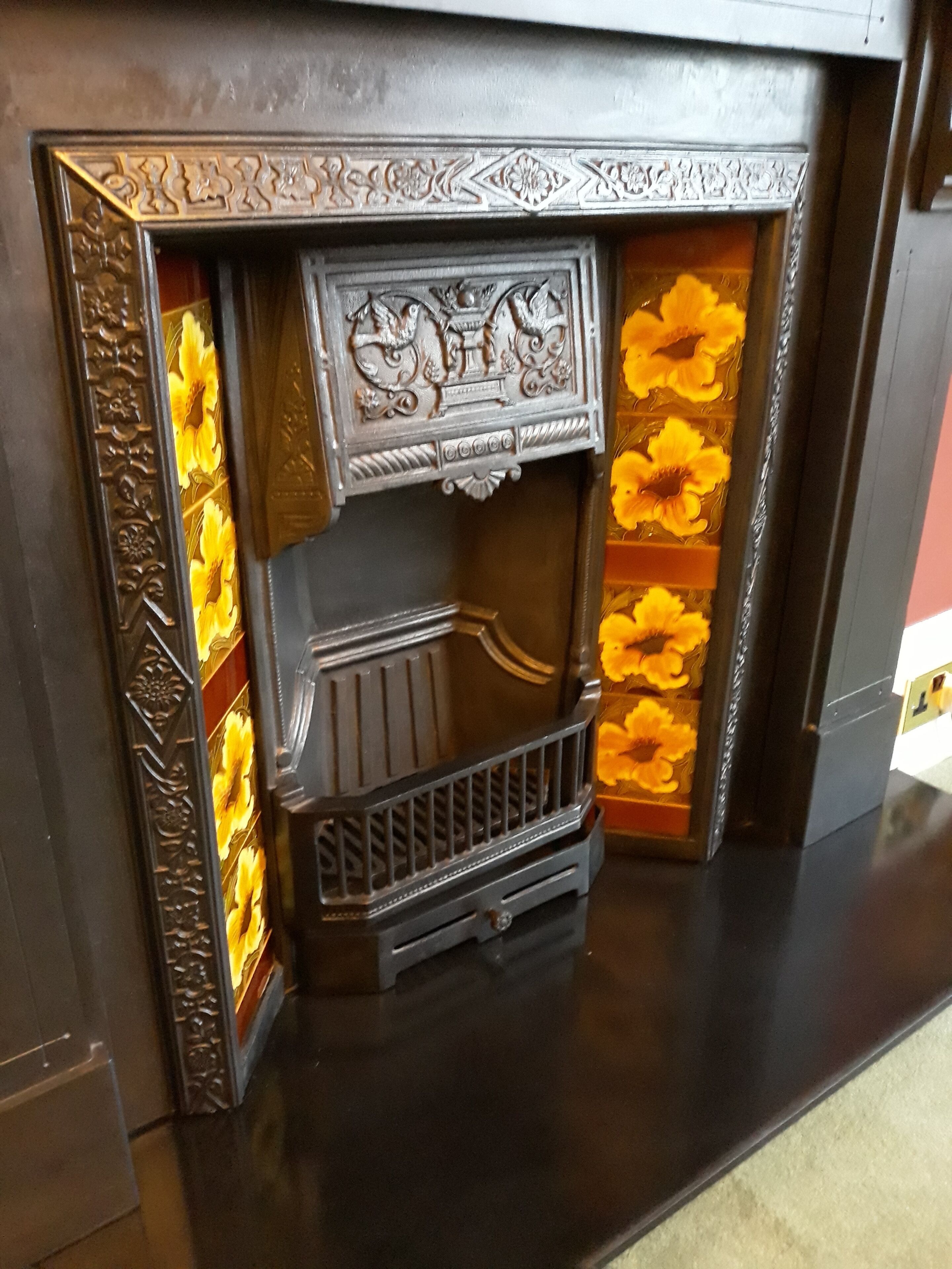 Une cheminée ornée de sculptures complexes et dotée d’un cadre décoratif.