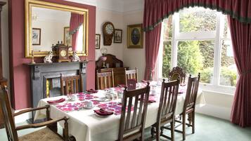 Cooked-to-order breakfast on weekdays (GBP 10.00 per person)