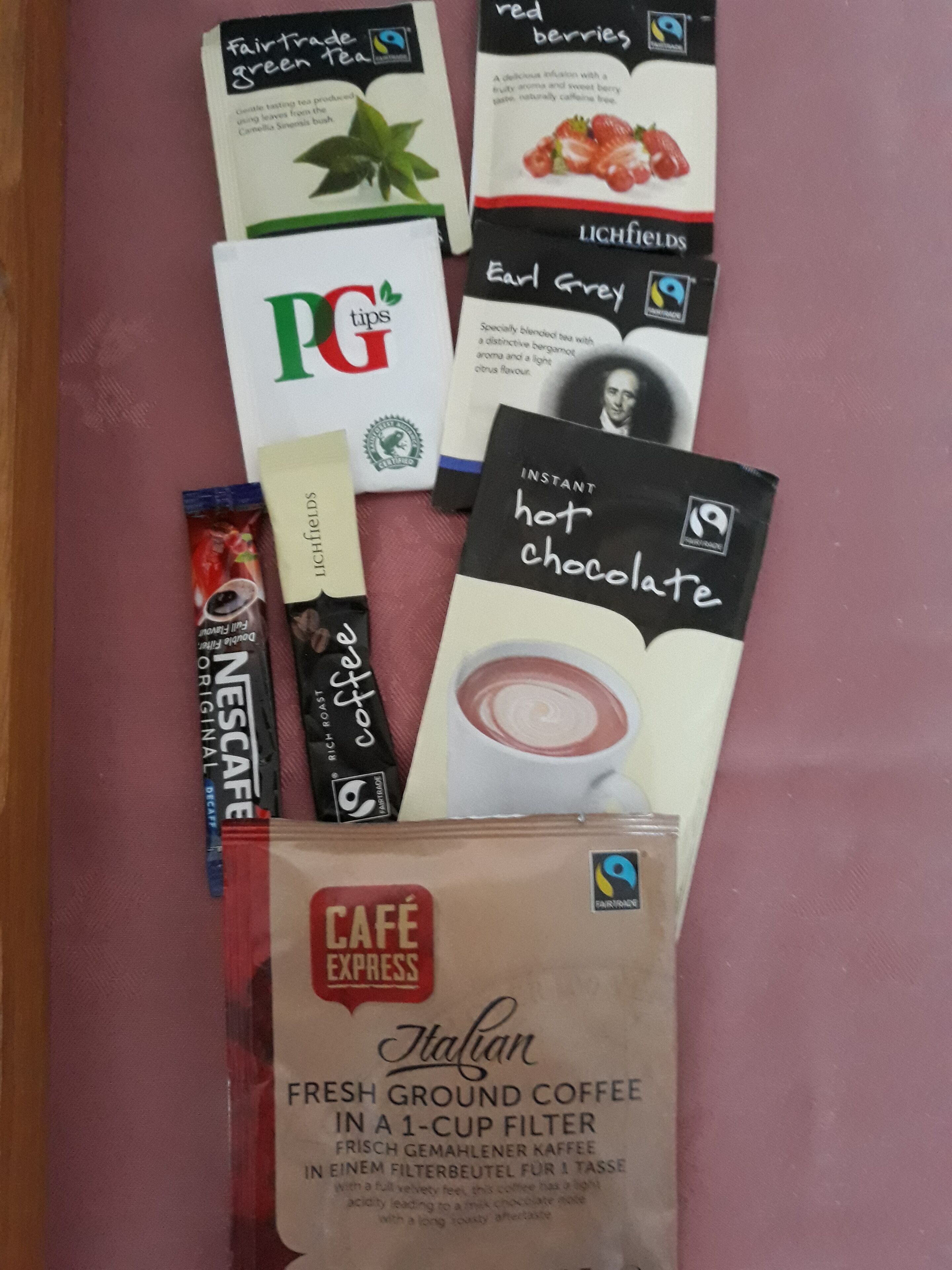 Una variedad de productos de café y té expuestos sobre una superficie.