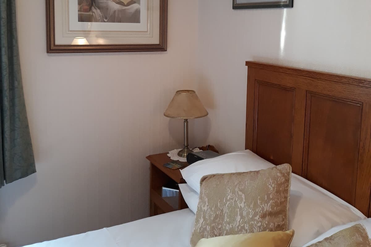Chambre Simple Standard, 1 lit double, salle de bains attenante | Literie de qualité supérieure, décoration personnalisée
