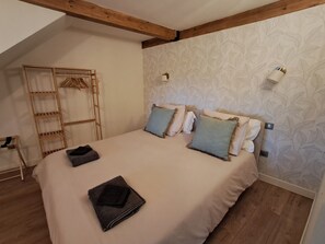 Deluxe-Apartment, 1 Queen-Bett | Individuell dekoriert, individuell eingerichtet, Bügeleisen/Bügelbrett