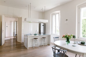 Apartamento família, 2 quartos, sacada, vista para o lago | Cozinha privada | Geladeira grande, fogão, cooktop, lava-louças