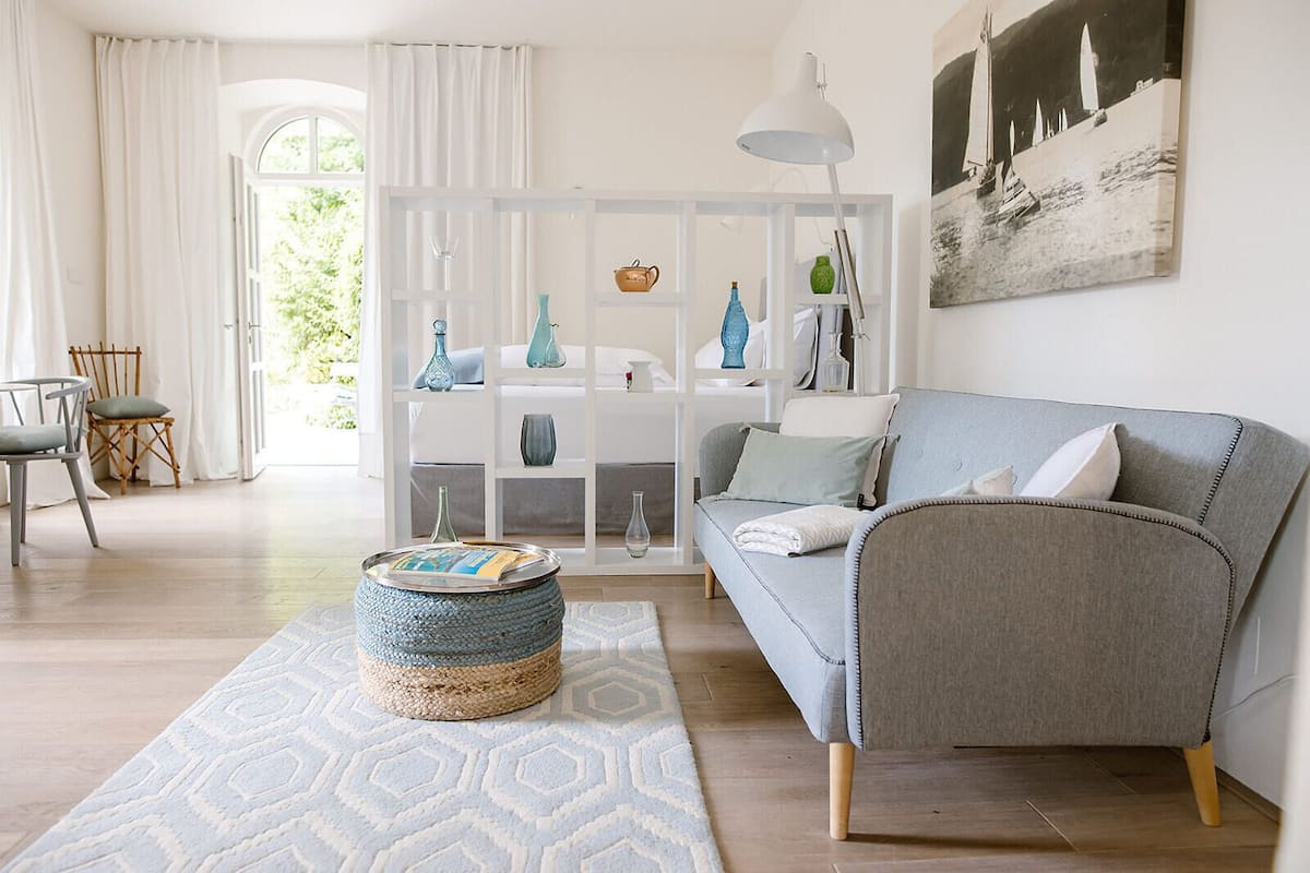 Junior appartement, 1 queensize bed met slaapbank, uitzicht op meer | Woonruimte | Een ledtelevisie en een tafeltennistafel