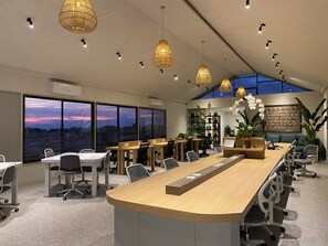 Deluxe tweepersoonskamer (with Coworking) | Een bureau, geluiddichte muren, een strijkplank/strijkijzer, gratis wifi