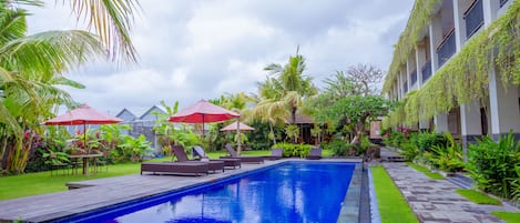 Outdoor pool, pool loungers
