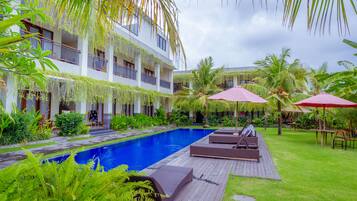 Outdoor pool, pool loungers