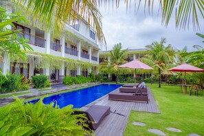 Outdoor pool, sun loungers - Puri Canggu Rooms 2 (Canggu)