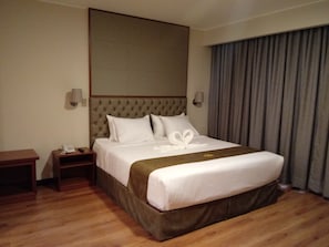 Candamo Suite | Hypo-allergenic bedding, minibar, in-room safe, desk - Hotel Candamo (Lima)