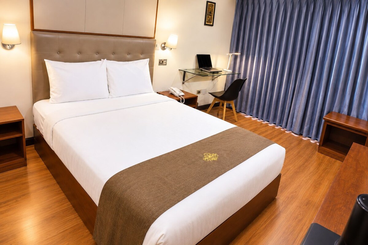 Suite – junior | Allergitestet sengetøy, minibar, safe på rommet og skrivebord