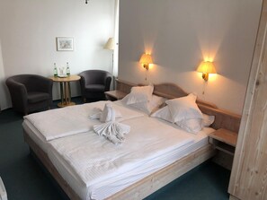 Bureau, chambres insonorisées, fer et planche à repasser