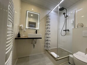 Double or Twin Room | Bathroom | Shower, hair dryer, towels - Pension Nadia (Adorf)