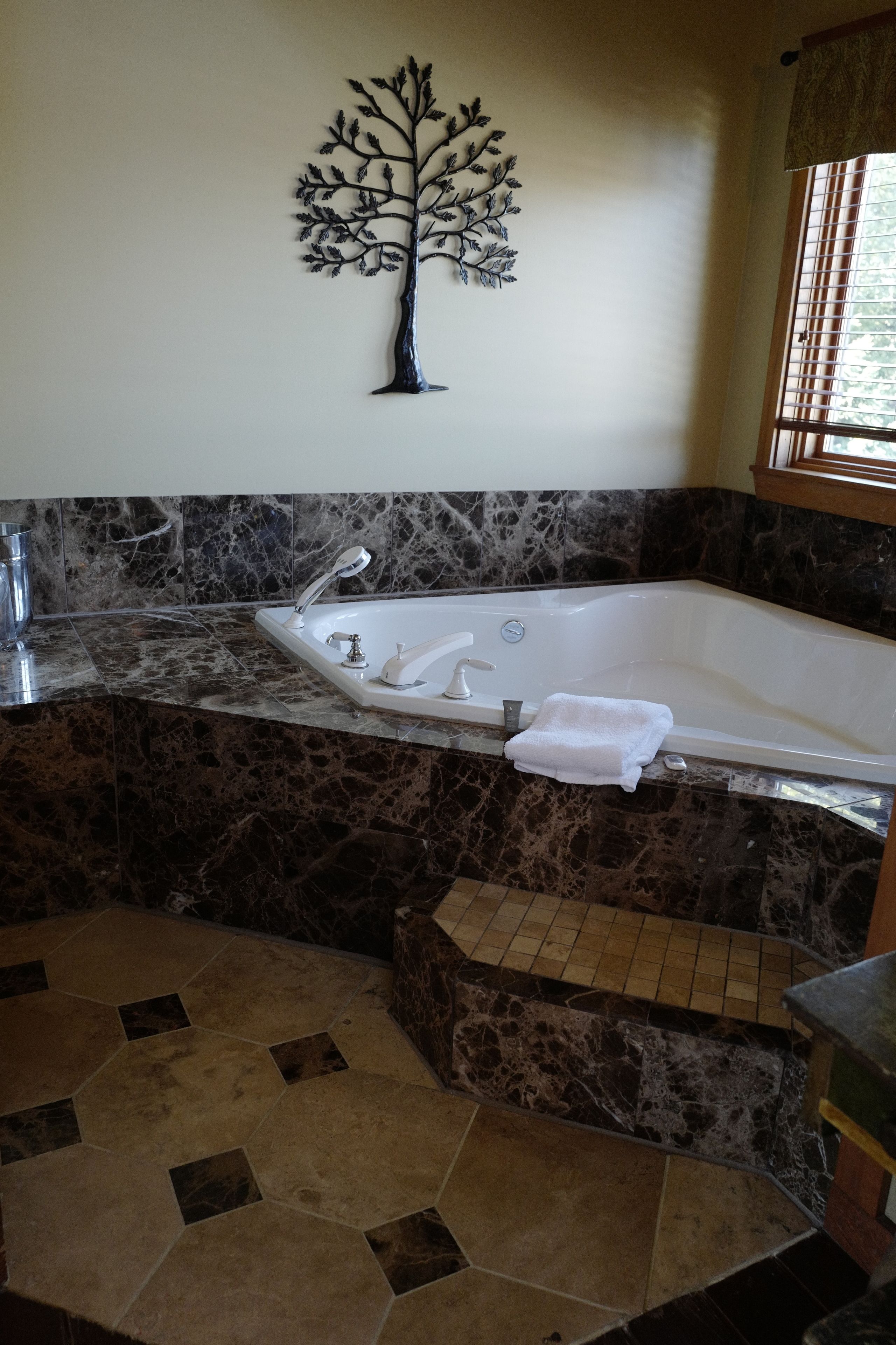 suite, non smoking, jetted tub | iron/ironing board, free rollaway beds, free wifi, bed sheets